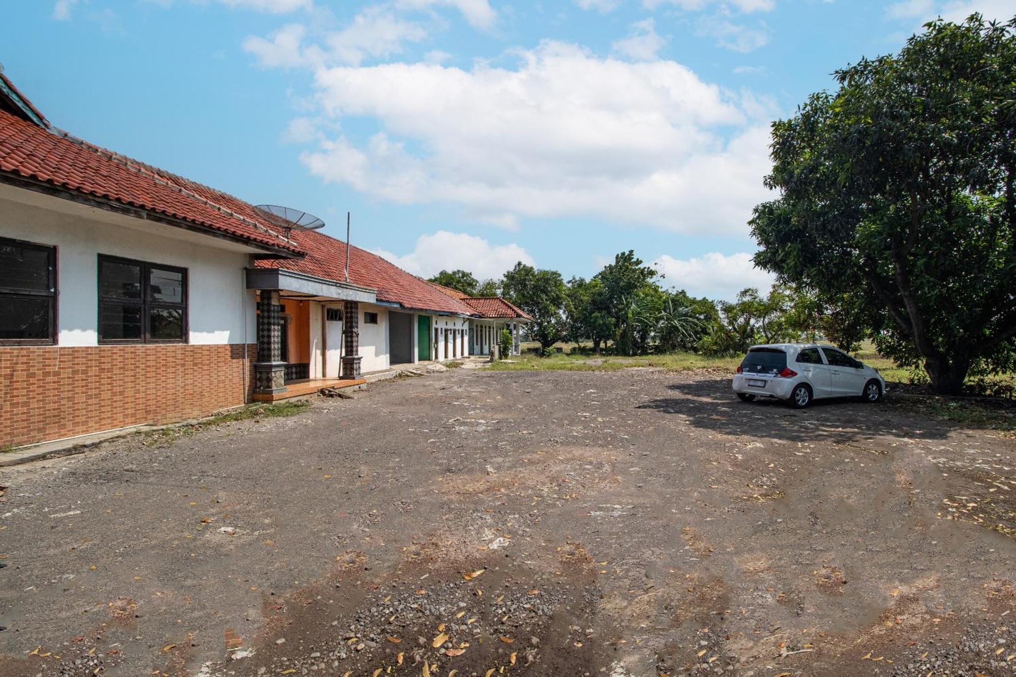 Spot On 92832 Al Mahira Syariah Hotel Majalengka Exterior photo
